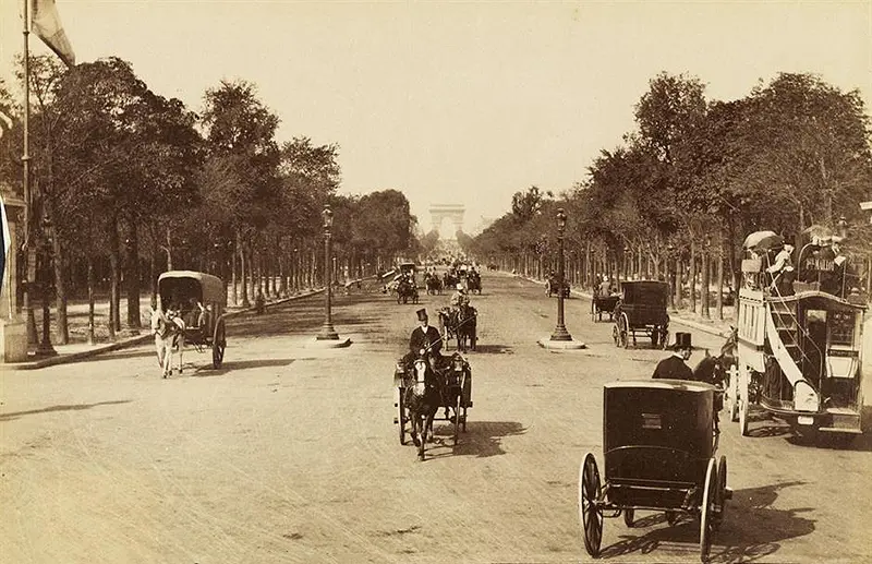 کالسکه ها در خیابان شانزه لیزه پاریس