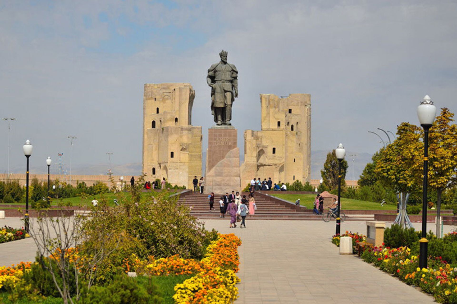 مجسمه امیر تیمور در میدان شهر سبز تیمور