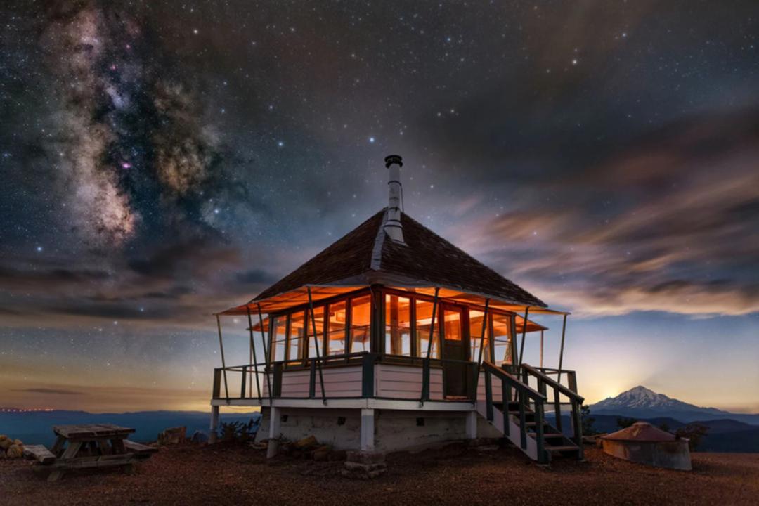 شفق قطبی در آسمان شب