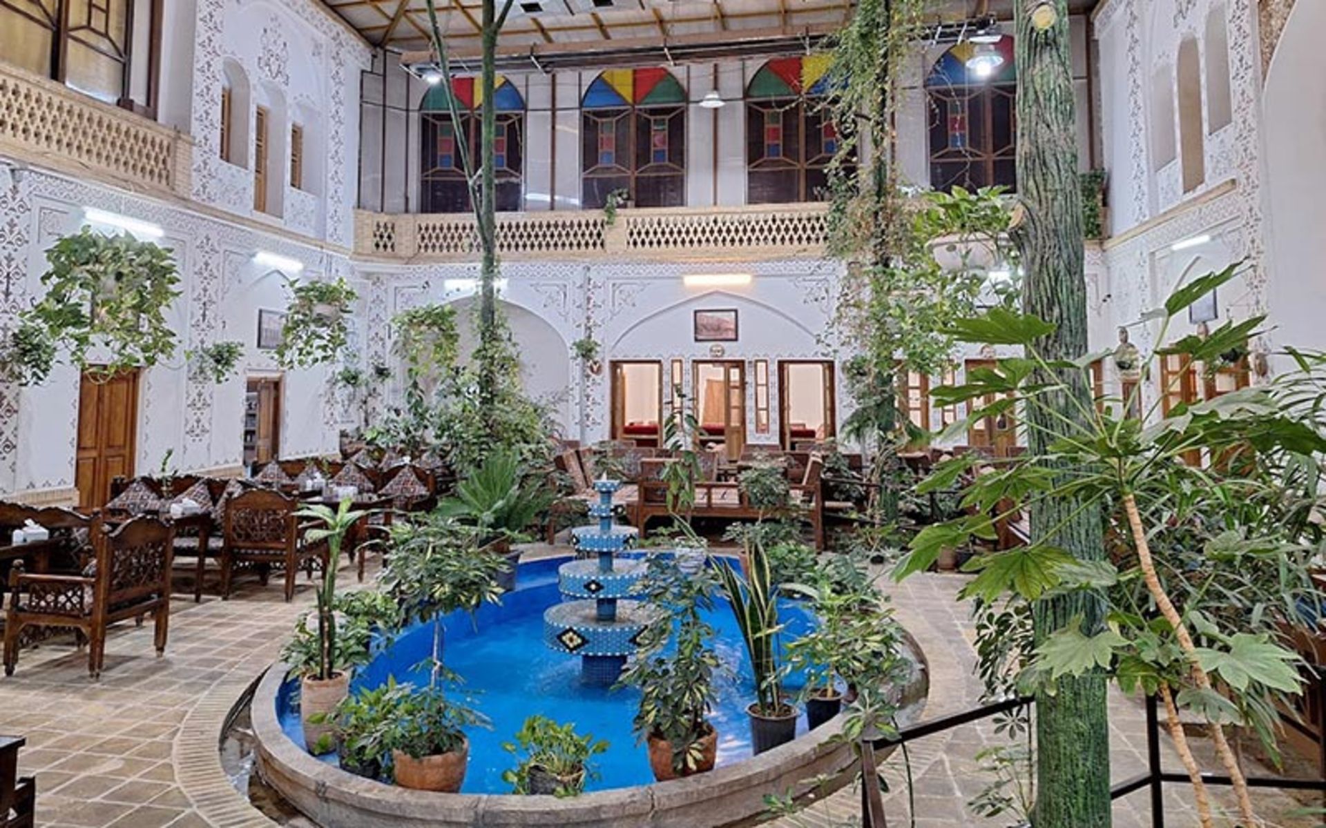 حیاط سفره خانه سنتی مظفری کاشان