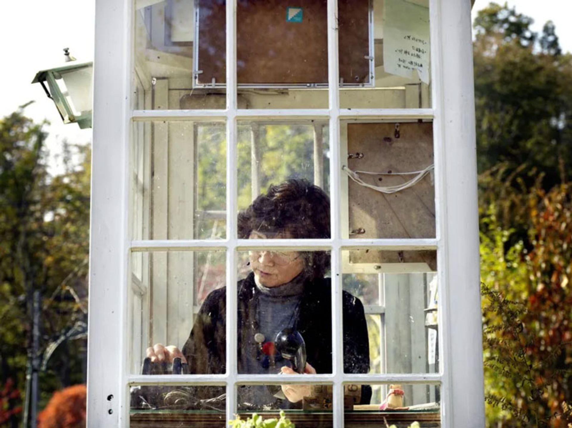 زنی در خلوت باجه تلفن