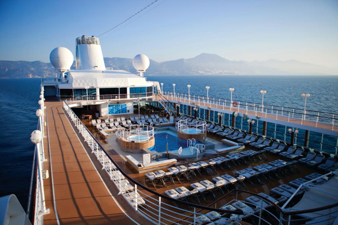 استخر عرضه کشتی Azamara Quest