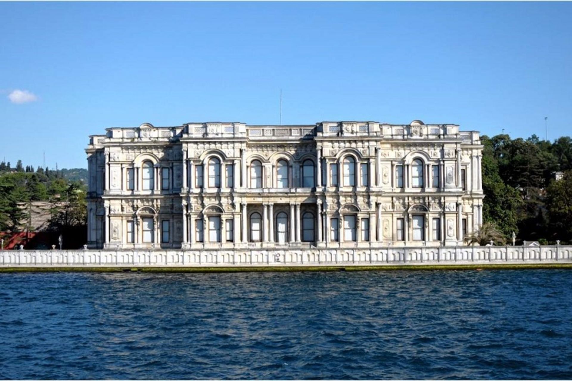 کاخ بیلربی در کنار تنگه بسفر