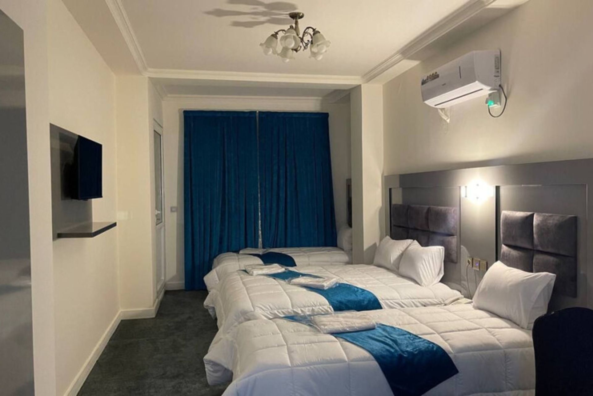 اتاق چهار تخته با دکوراسیون آبی هتل الوند ۲ درگهان