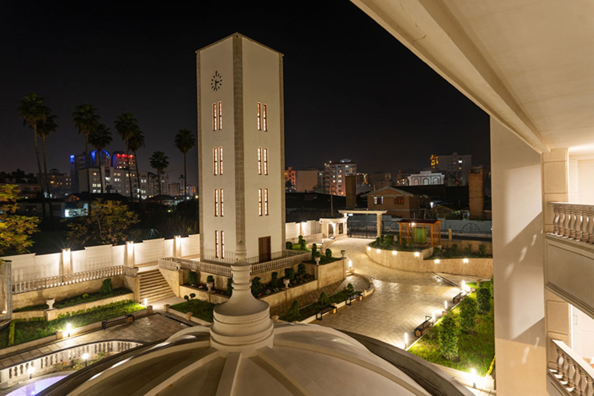 برج ساعت بابلسر در محوطه هتل برج ساعت بابلسر