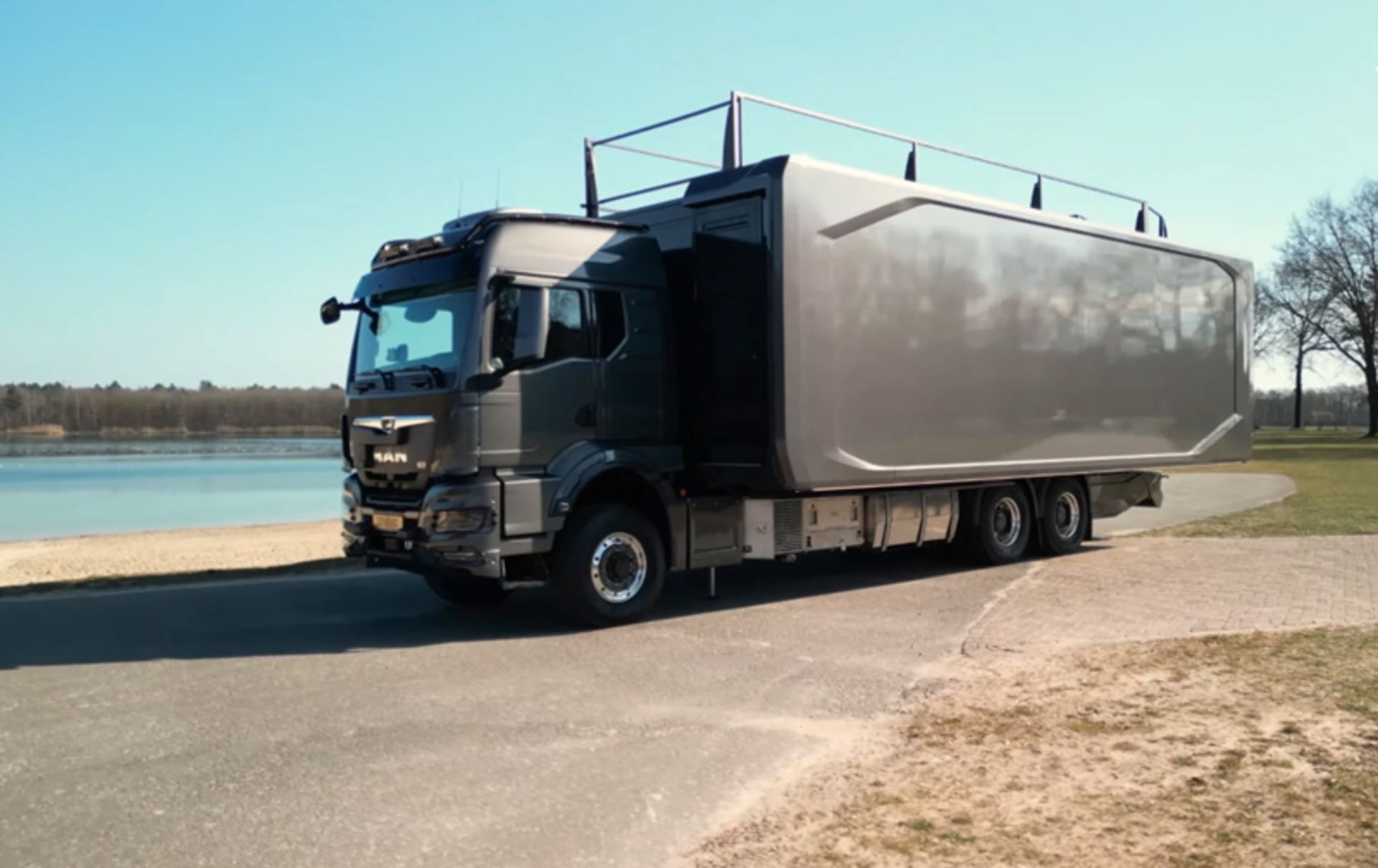 کامیون هتلی شرکت آفرود شیور در جاده