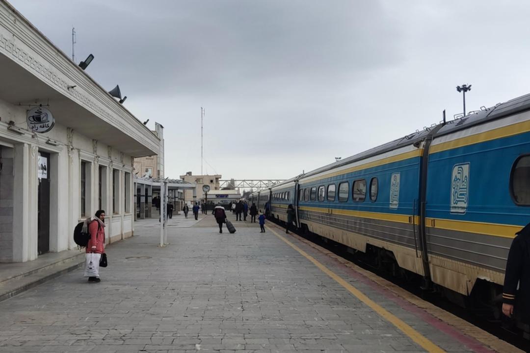 مردی منتظر در ایستگاه راه آهن 