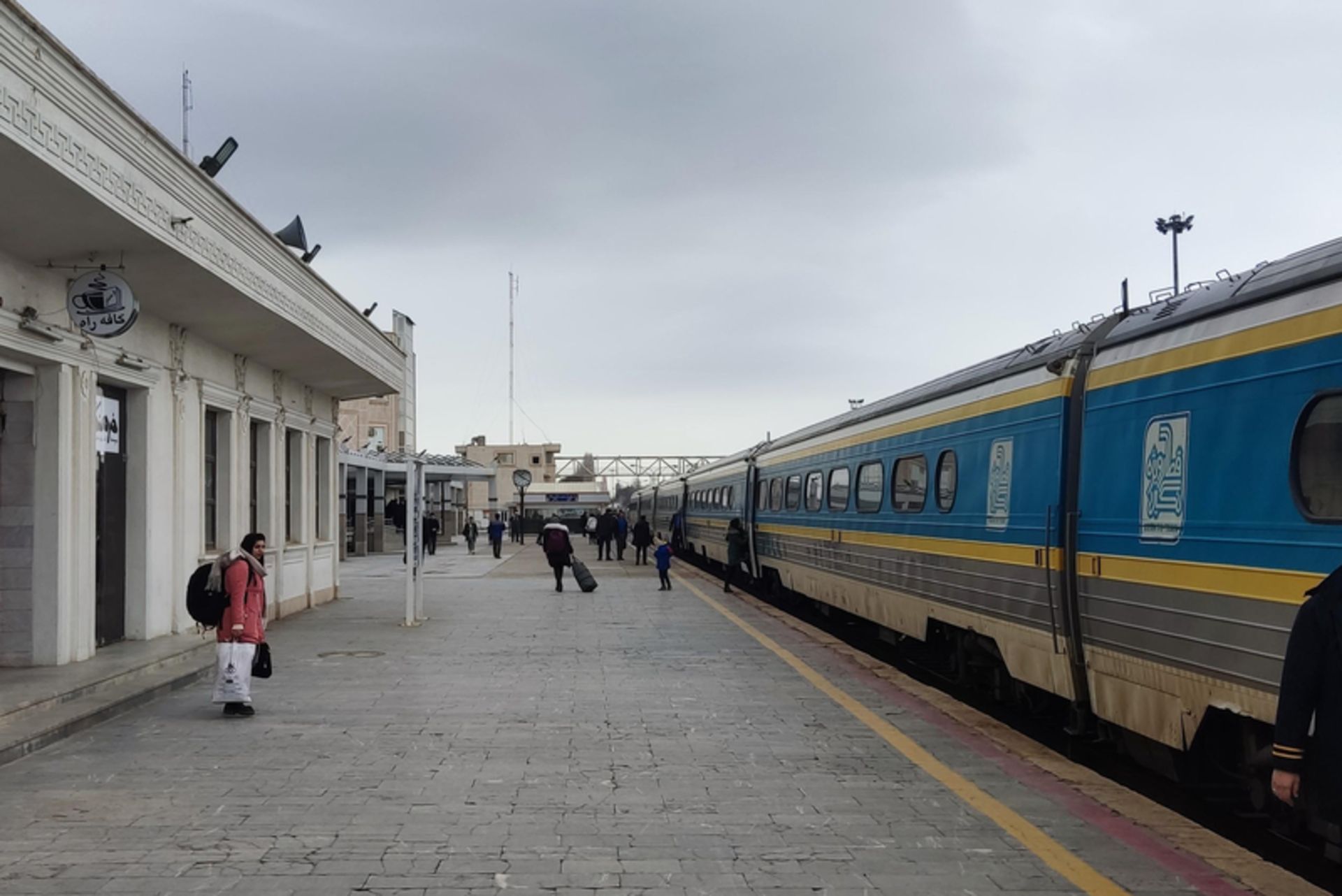 مردی منتظر در ایستگاه راه آهن 