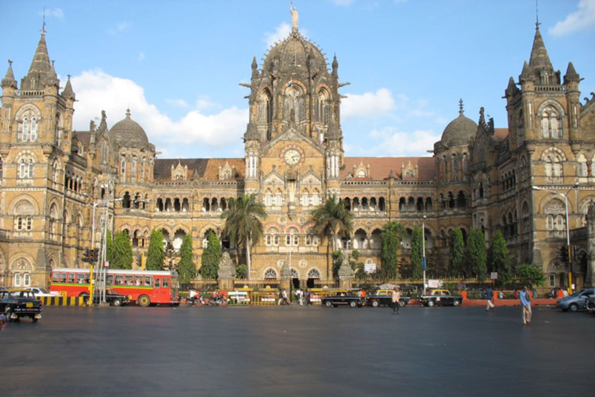 2015-06-mumbai_train_station