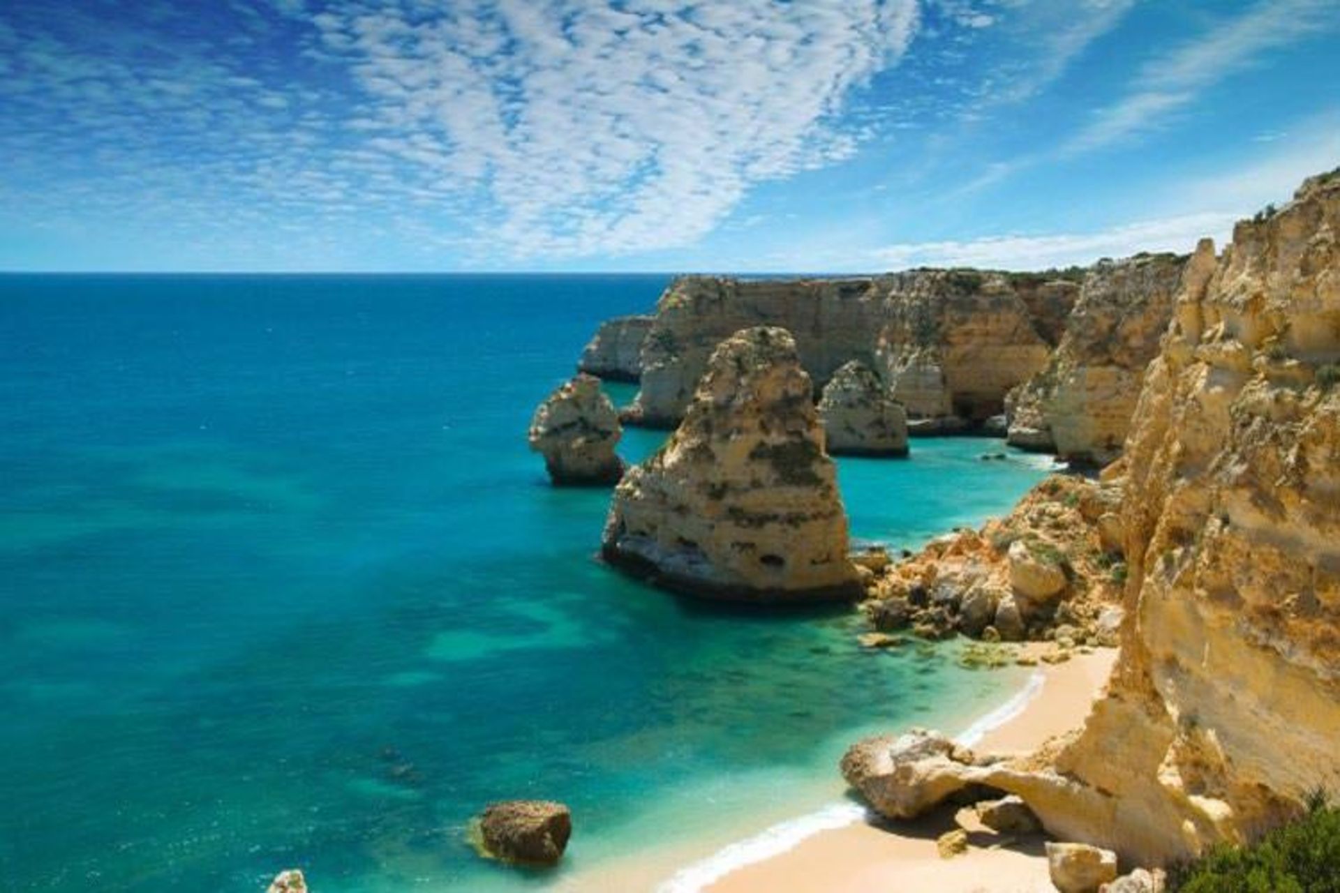 ساحل سرمه‌ای (Praia da Marinha)