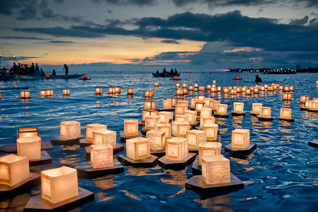 2015-06-unique-festivals-around-the-world-floating-lanterns-festival-2