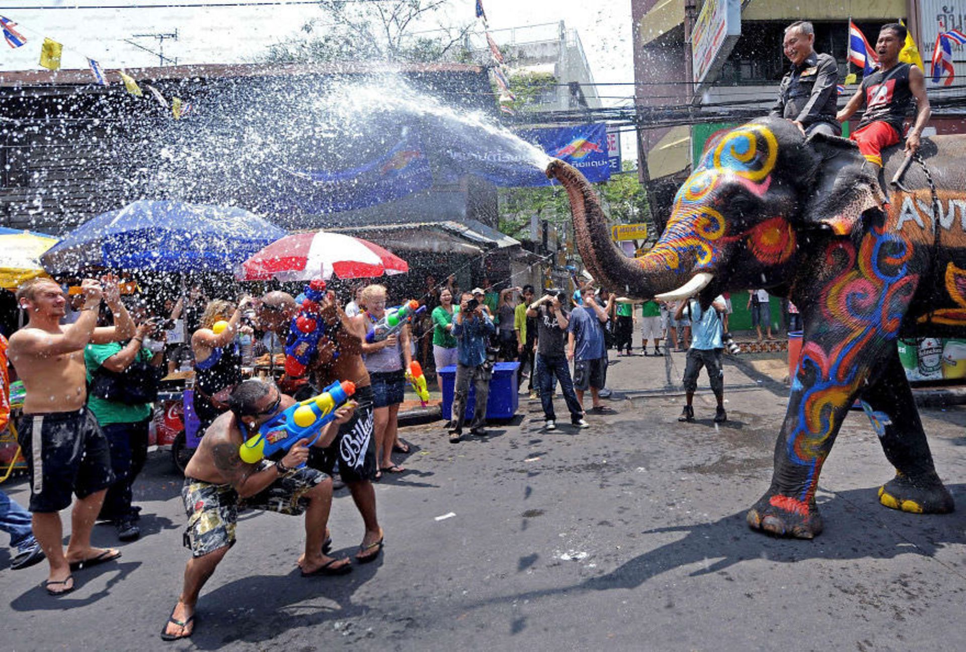 2015-06-unique-festivals-around-the-world-songkran-water-festival-thailand__880