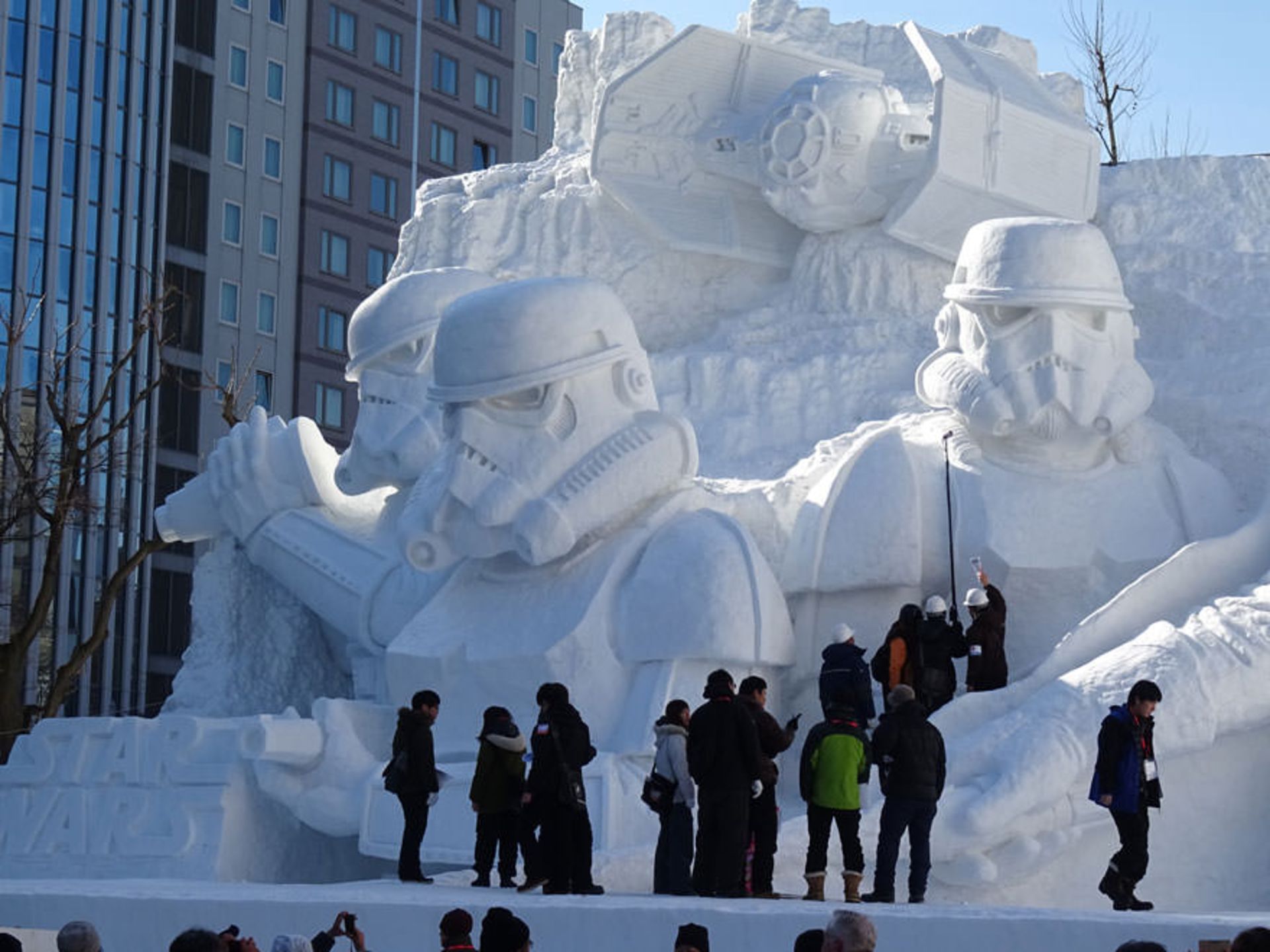 2015-06-unique-festivals-around-the-world-sopporo-snow-festival-star-wars-snehove-sochy-2