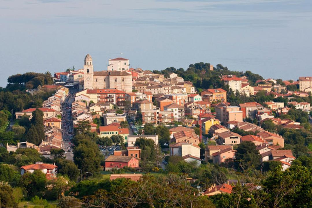 2015-07-543703b600ac583c0af227c1_sirolo-marche-italy