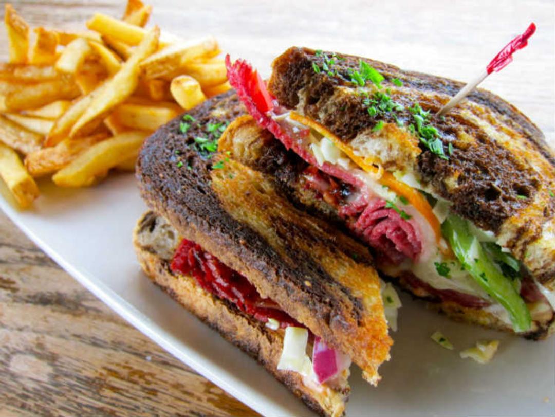 2015-07-fado-irish-pub-reuben