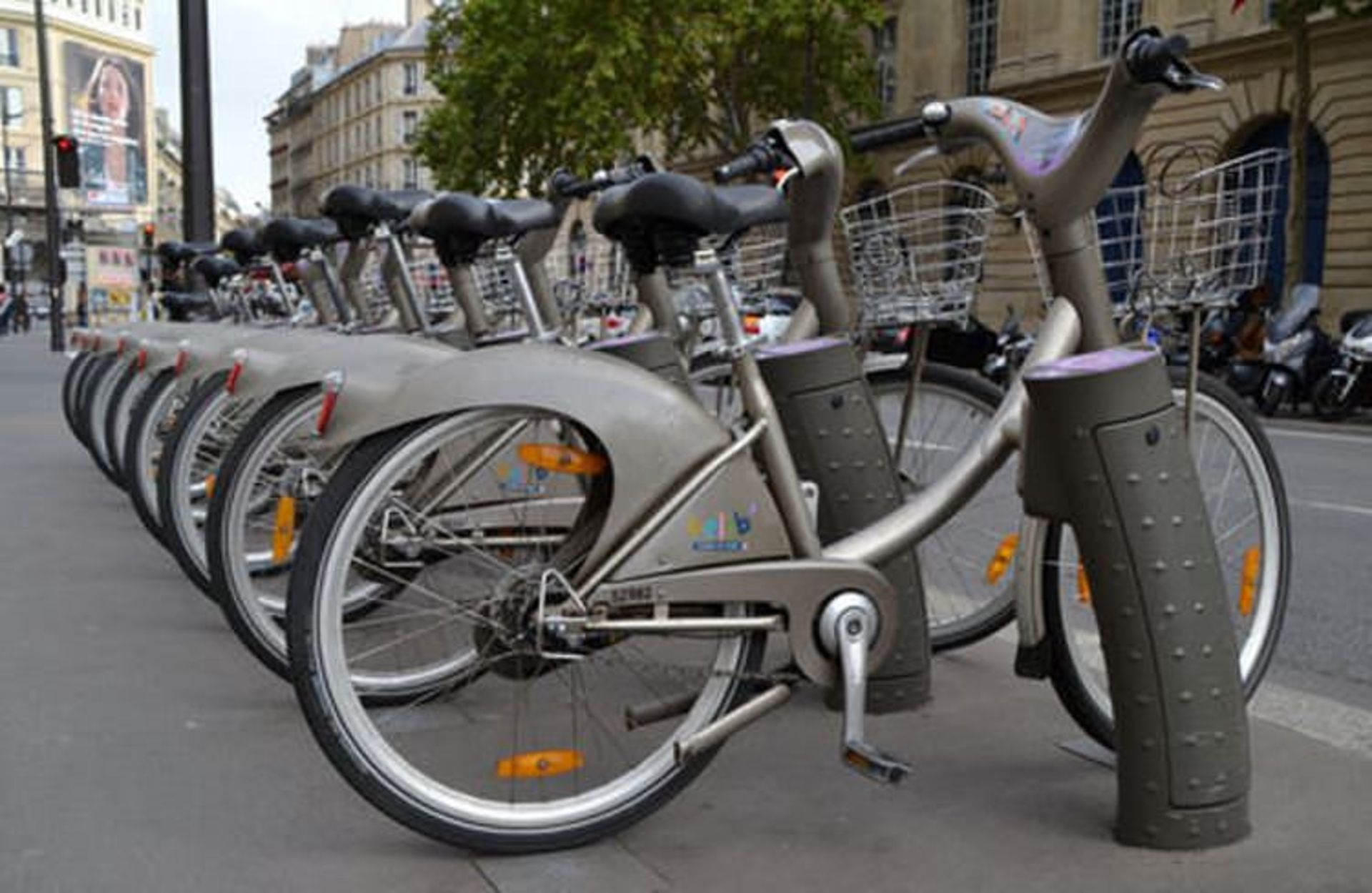 2015-07-paris-oct-19-2013_velib-bike-rentals_editorial-use-only_c-isa-fernandez-fernandez-shutterstock_174722651