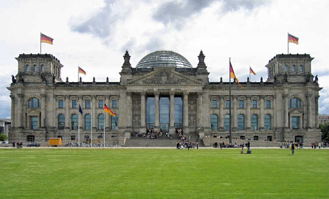 2015-07-reichstag_mit_wiese2