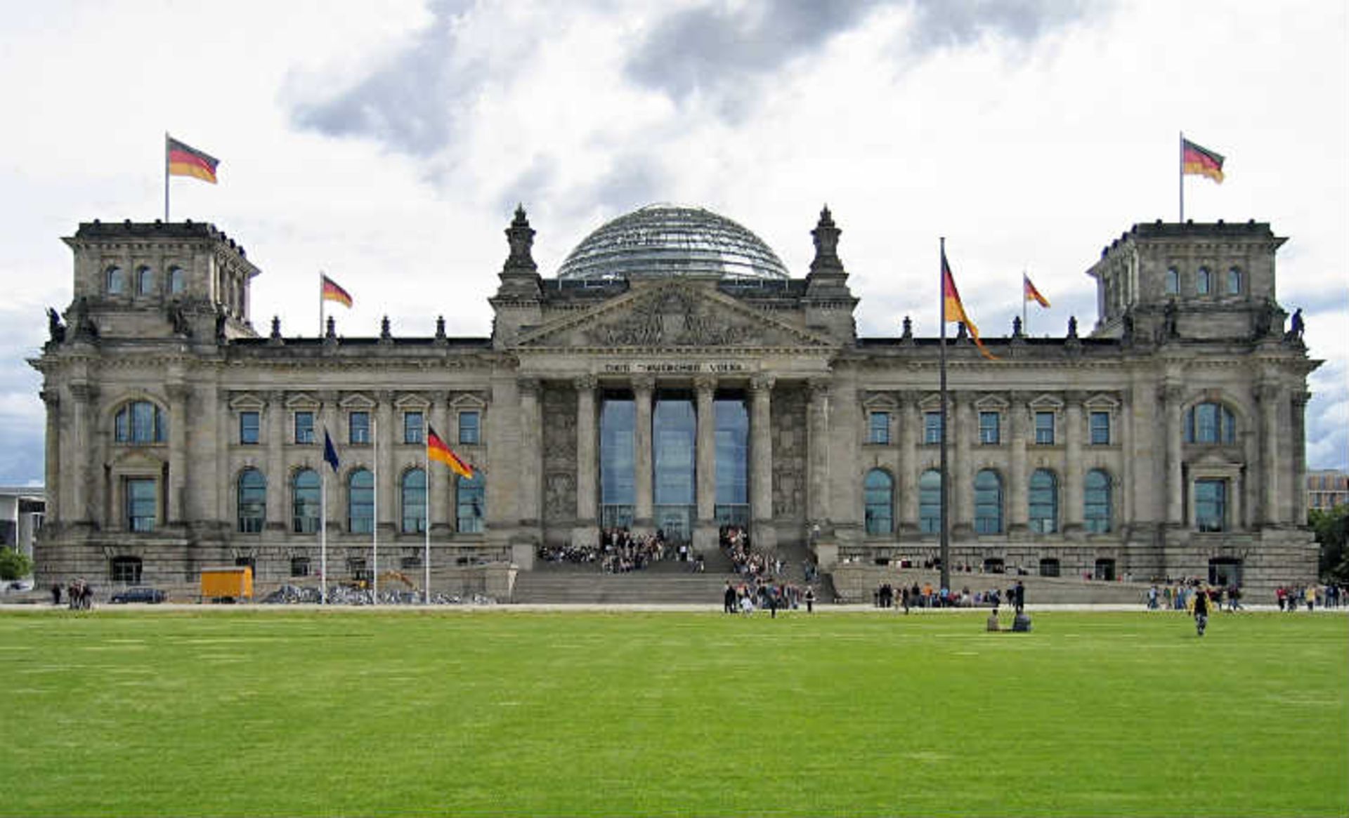 2015-07-reichstag_mit_wiese2