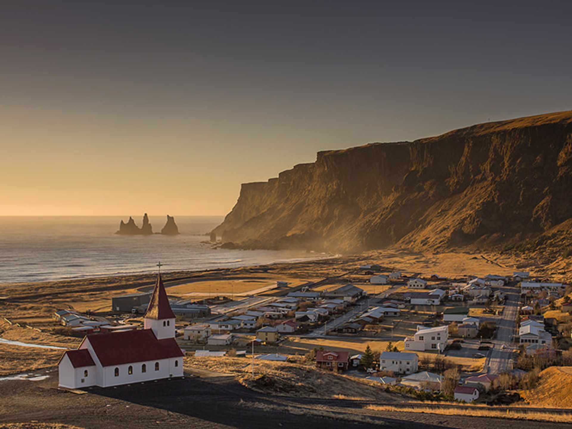 2015-07-sunrise-vik-beach-iceland_74337_990x742