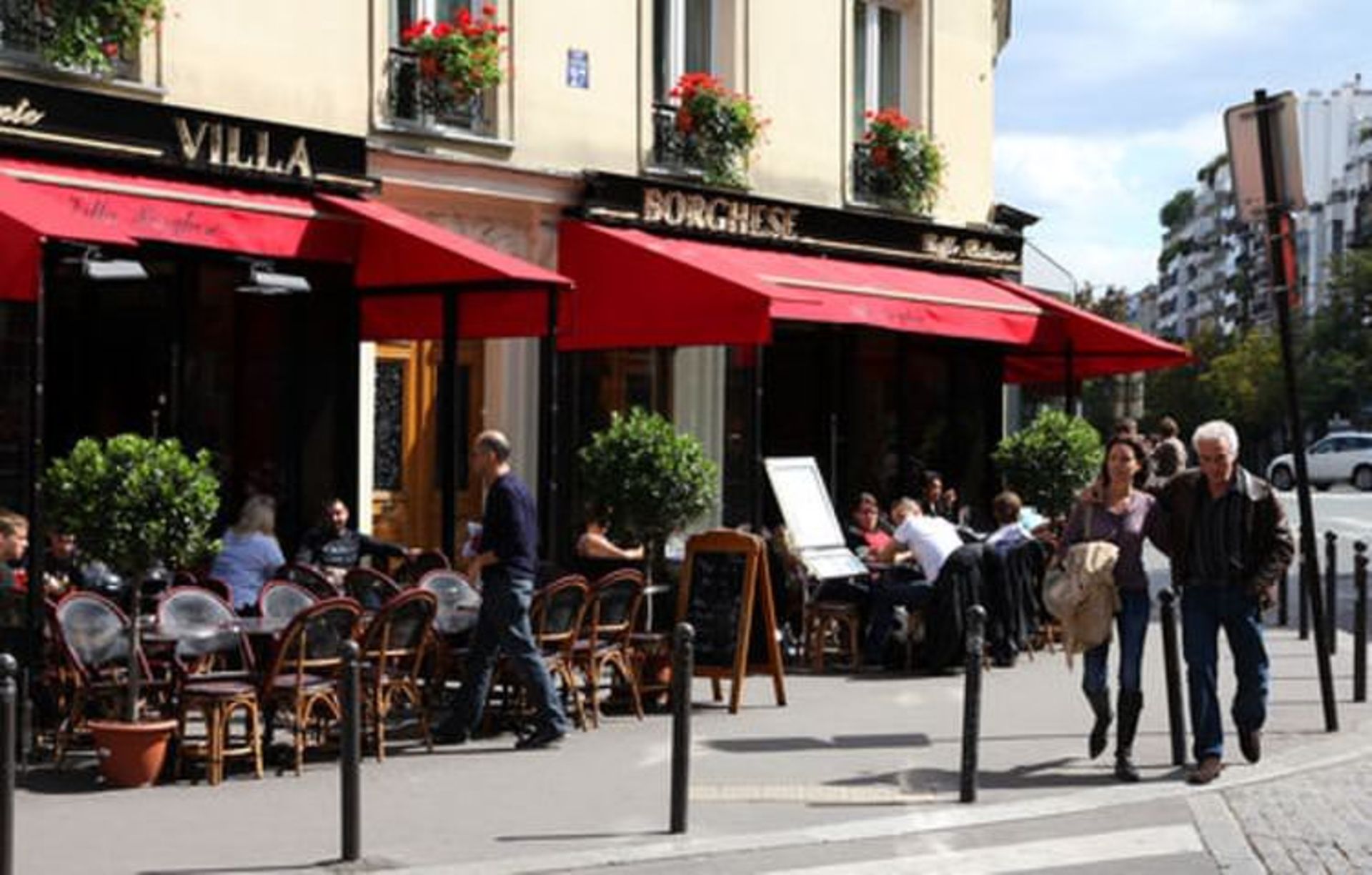 2015-07-villa-borghese-cafe_paris_july-24-2011_editorial-only_c-tupungato-shutterstock_113853457