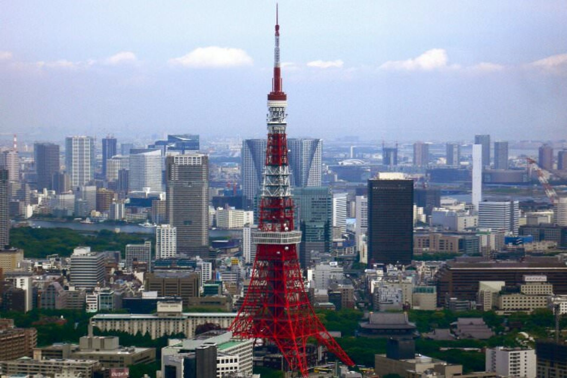 2015-07-wpid-tokyo_tower_and_around_skyscrapers_resize_20150729_220116