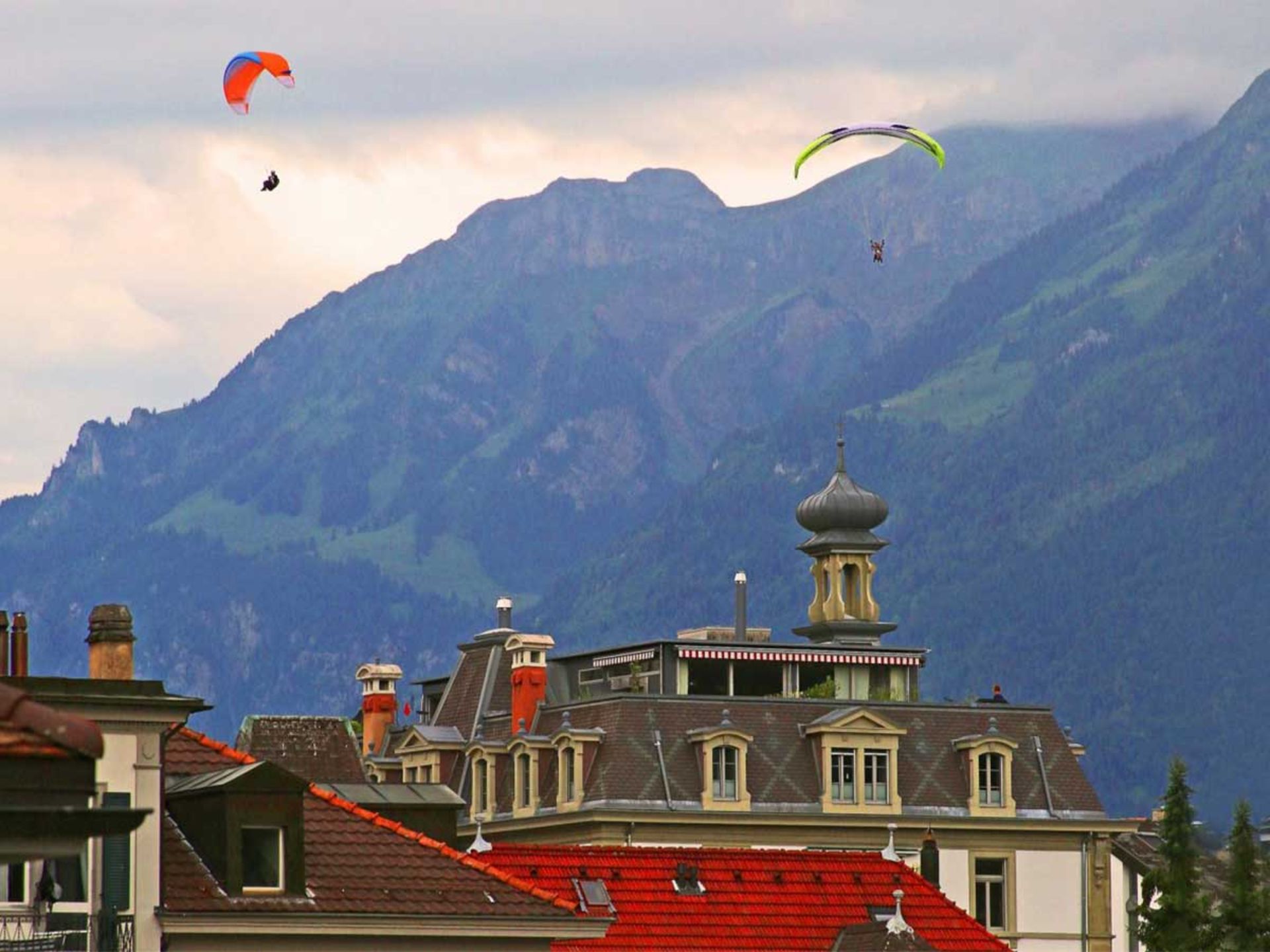 2015-08-1-switzerlandaverage-spending-per-international-tourist1882.jpg12
