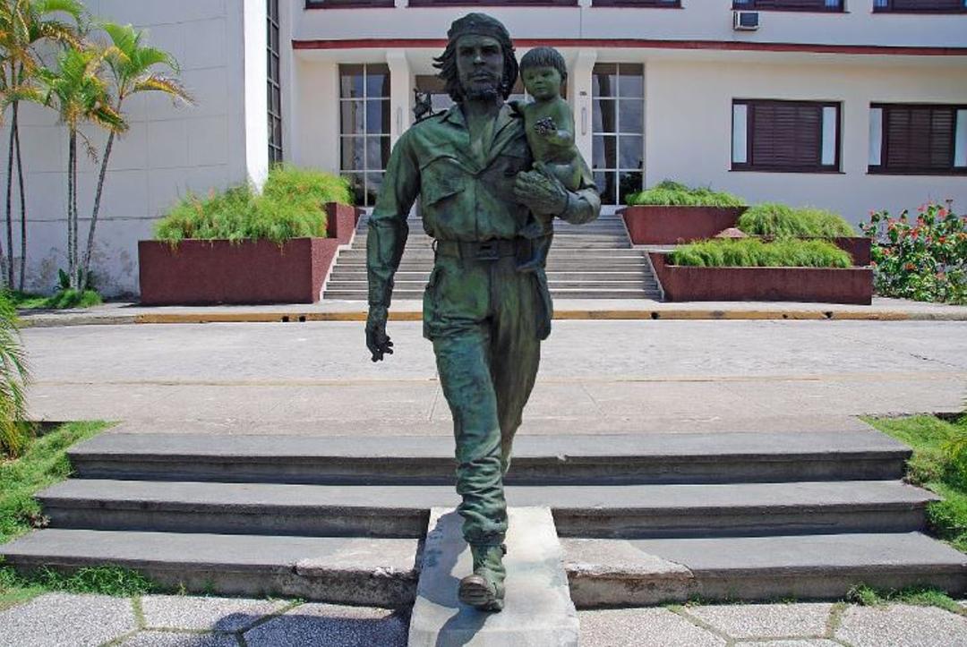 2015-08-31-cuba-santa-clara-bronze-statue-of-che-guevarra-and-the-child-of-the-revolution-by-spanish-sculptor-casto-solano-marroyo