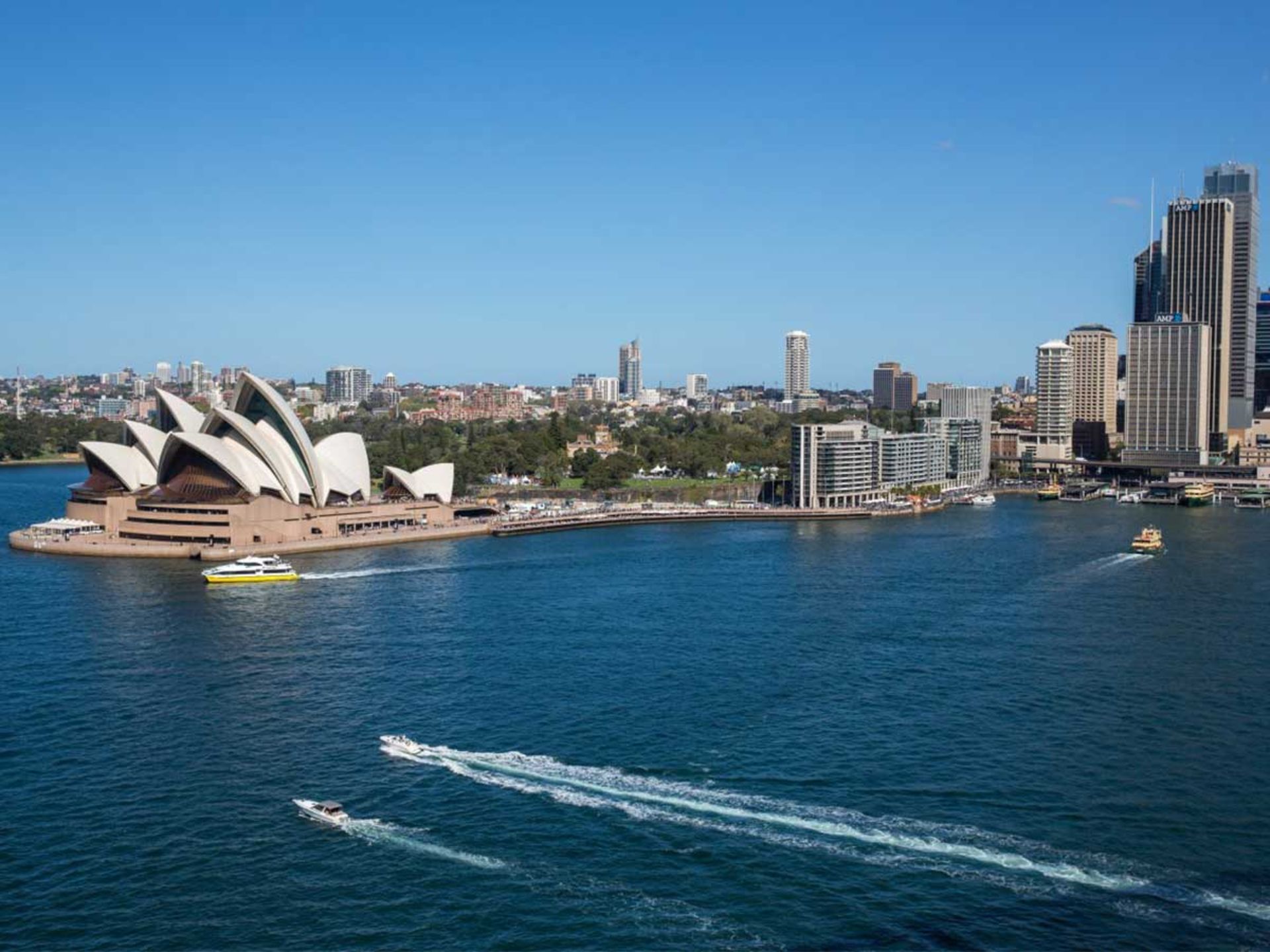 2015-08-4-australiaaverage-spending-per-international-tourist4897.jpg12