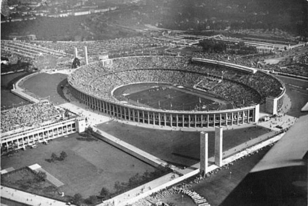 2015-08-520px-bundesarchiv_bild_183-r82532_berlin_olympia-stadion_luftaufnahme