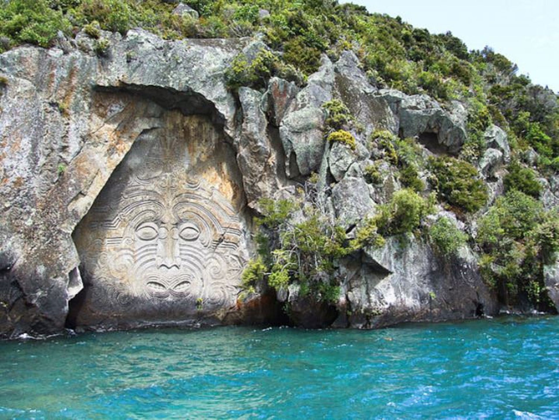 2015-08-640px-01_new_zealand_lake_taupo_maori