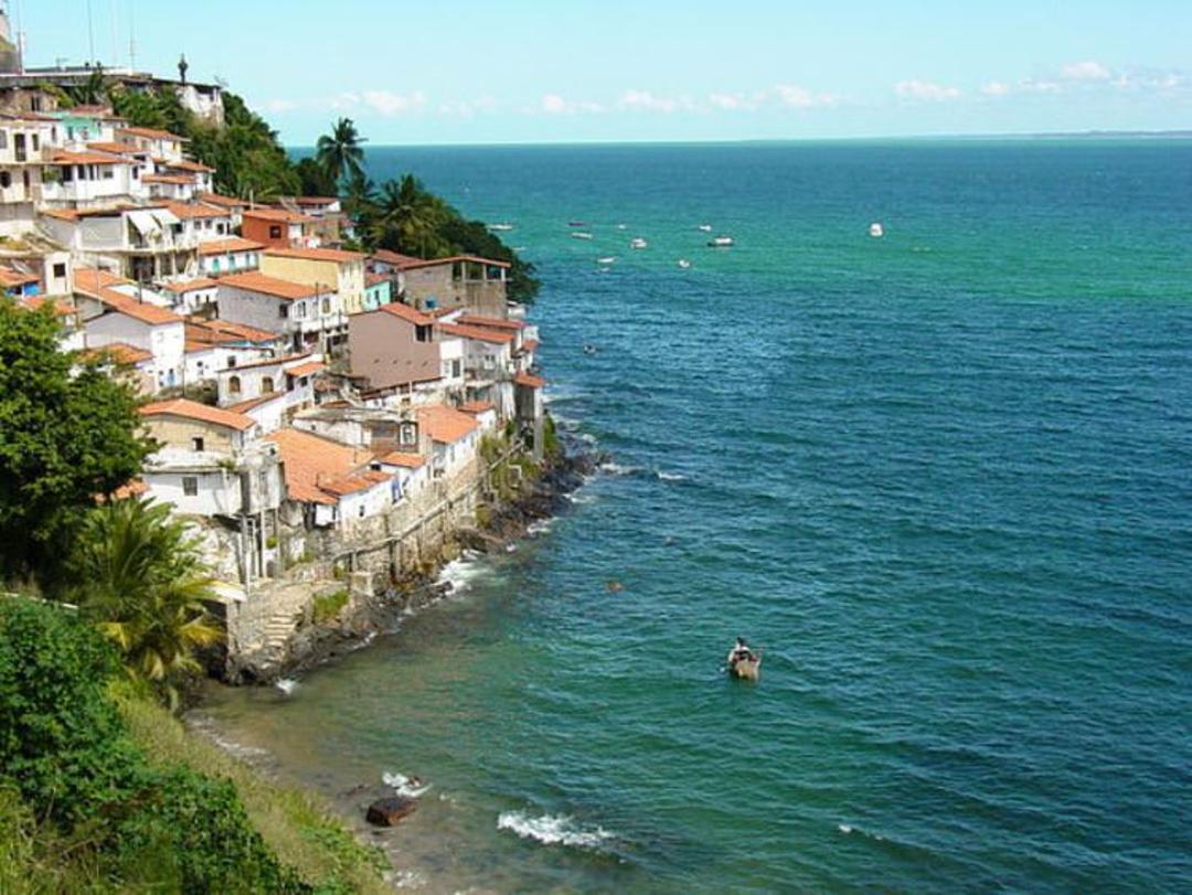 2015-08-640px-fishing_village_along_coast_-_near_salvador_-_brazil