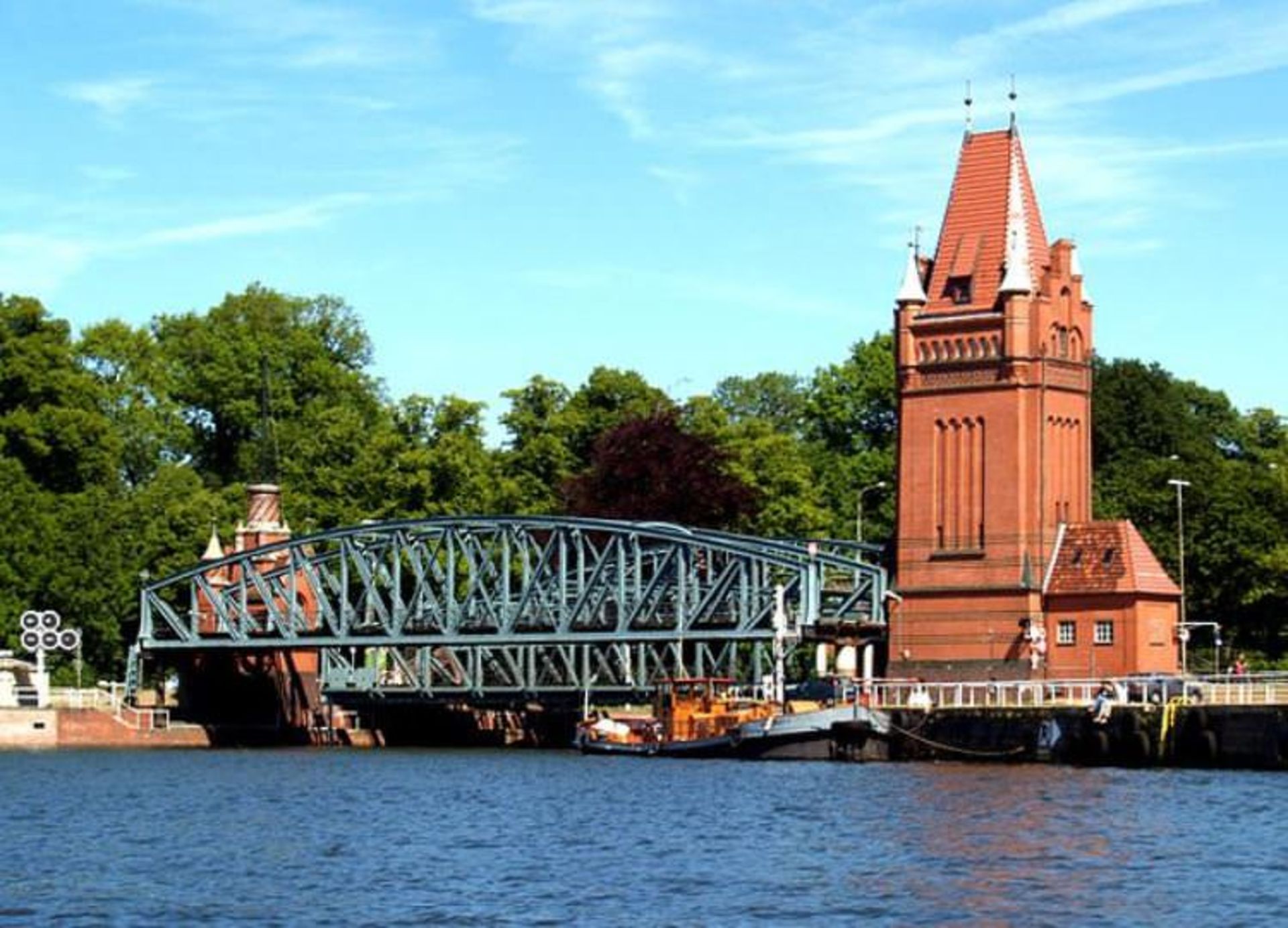 2015-08-640px-germany_luebeck_burgtor_with_bridge