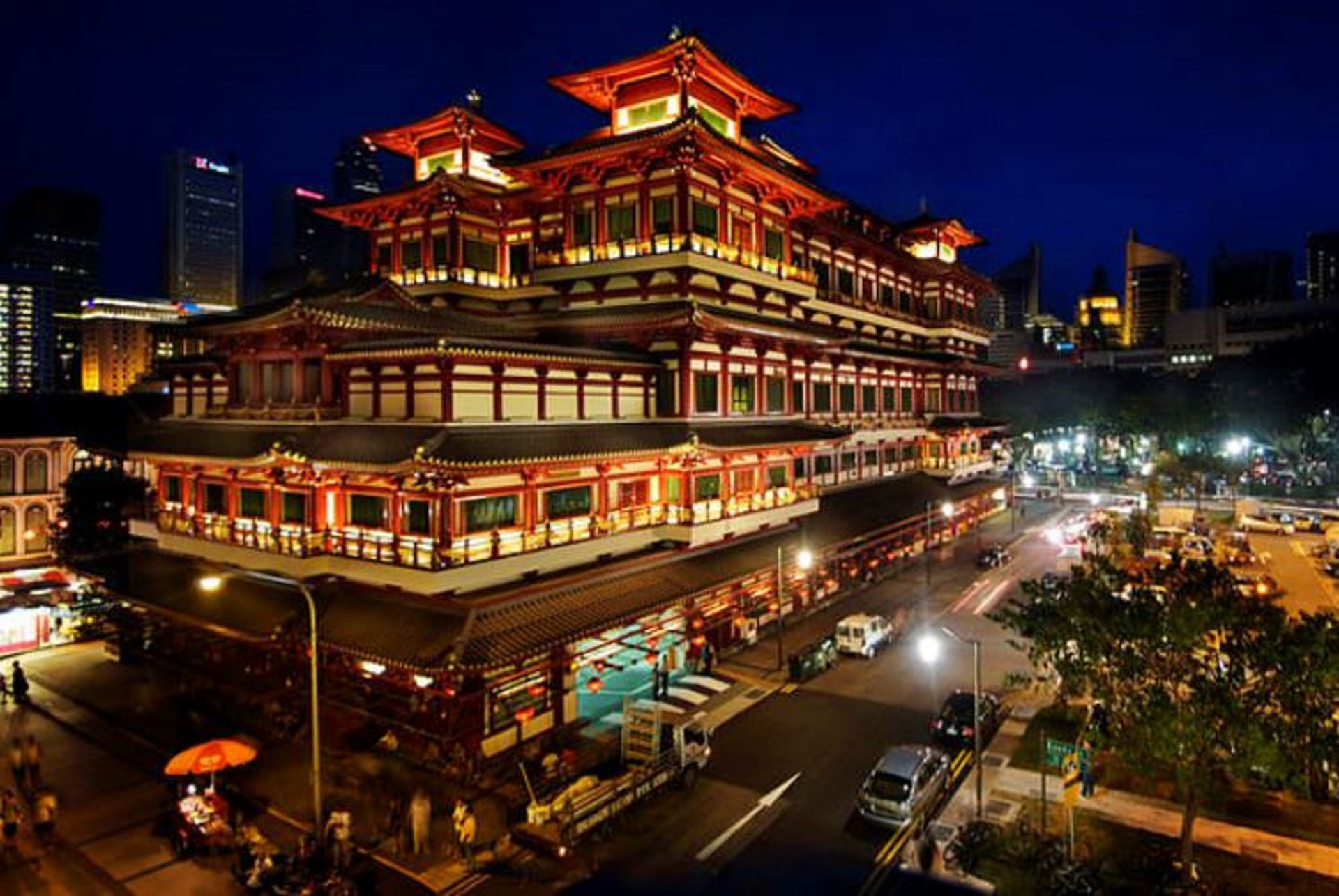 2015-08-640px-grand_buddha_tooth_relic_temple_singapore
