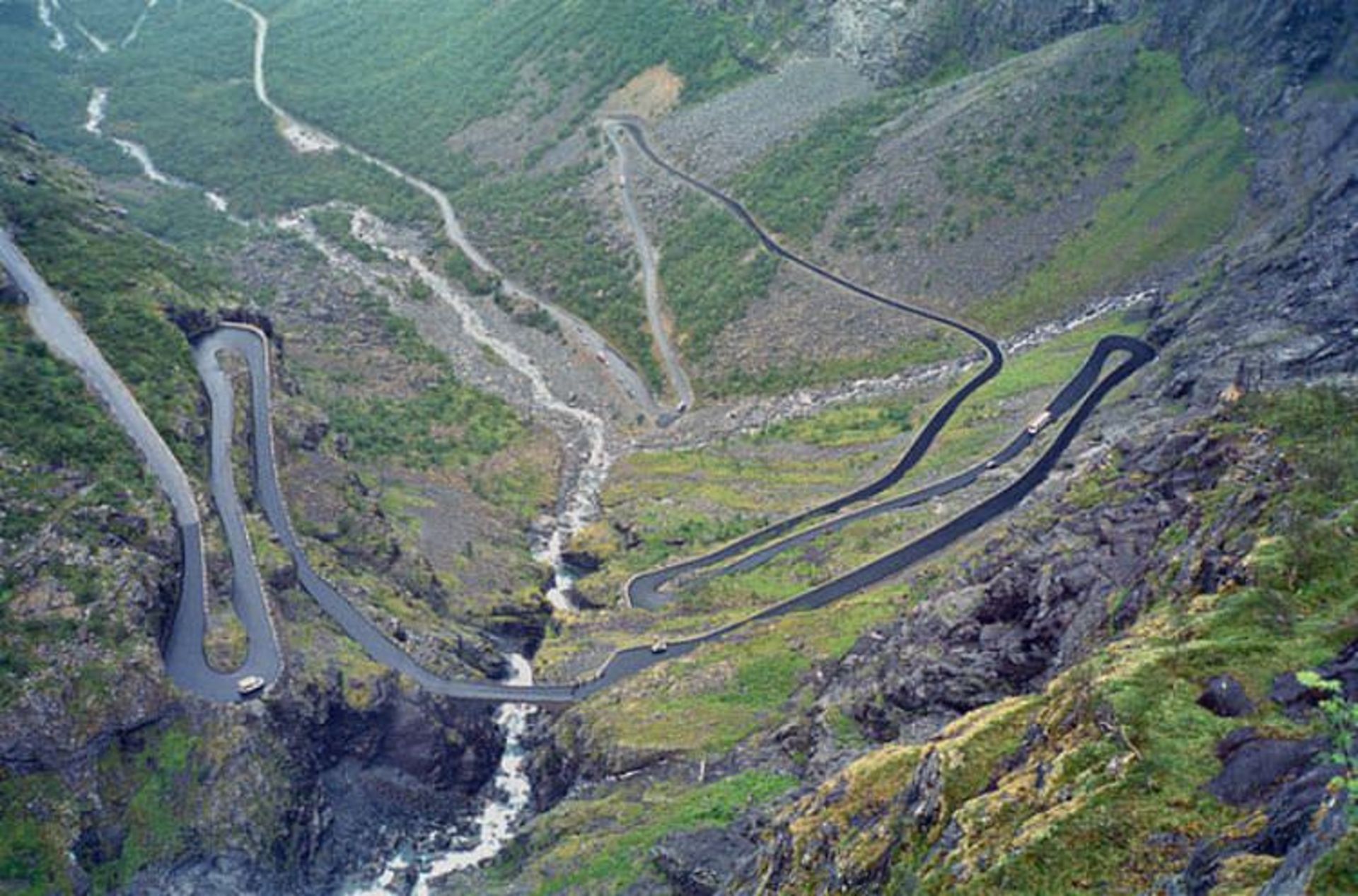 2015-08-640px-trollstigen_norway_2004