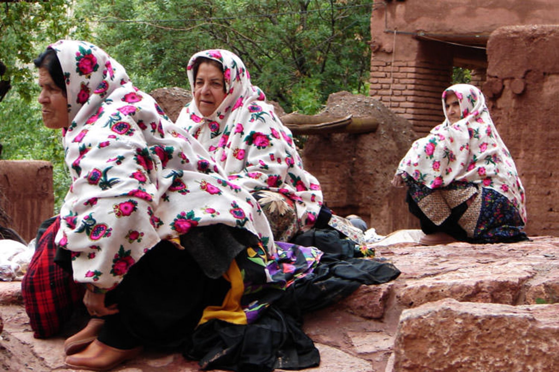 2015-08-abyaneh-women-badger-293853-o