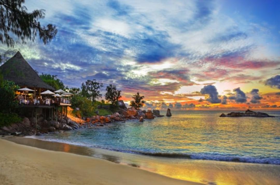 2015-08-beach-restaurant-praslin-seychelles
