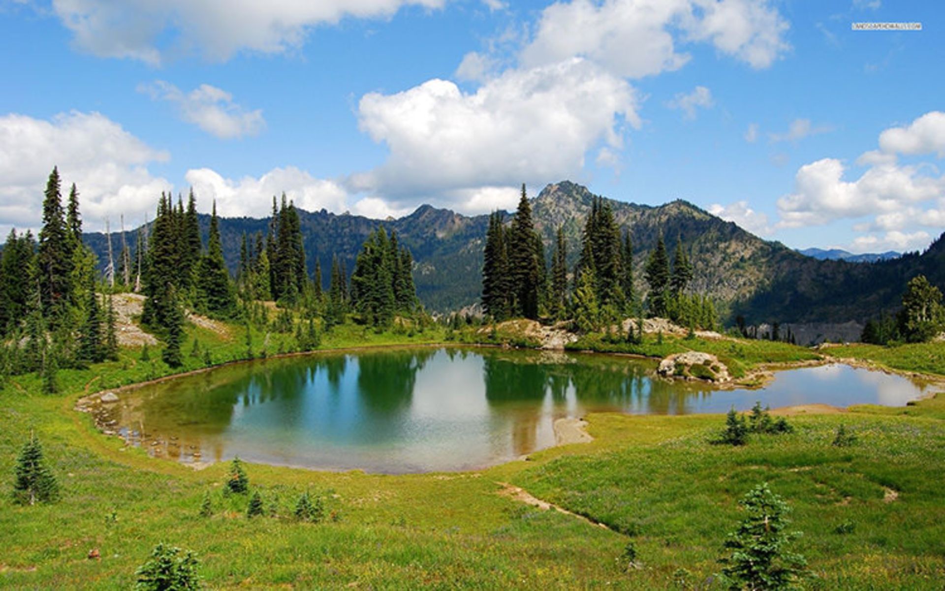 2015-08-beautiful-green-lake-in-the-mountains
