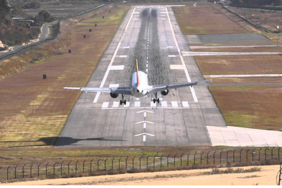 2015-08-bhutan-airport12