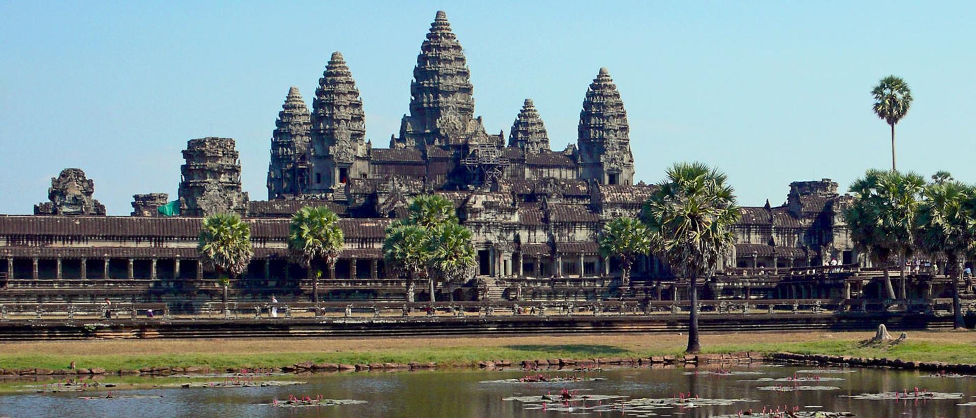 2015-08-buddhist_monks_in_front_of_the_angkor_wat