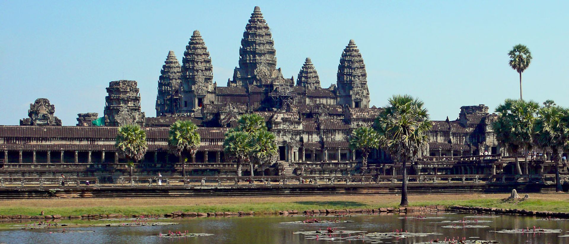 2015-08-buddhist_monks_in_front_of_the_angkor_wat