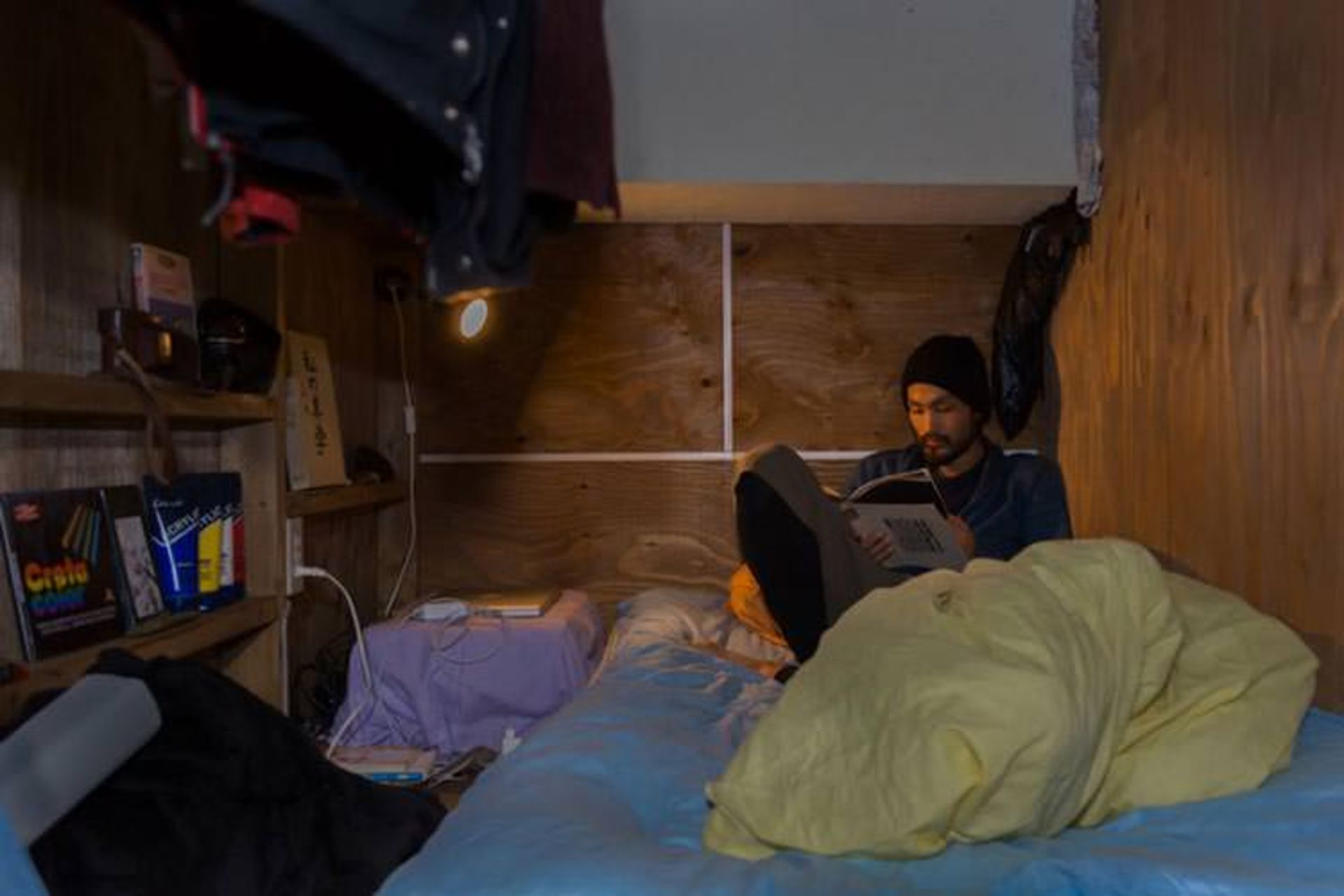2015-08-capsule-hotel-home-photography-enclosed-living-small-won-kim-japan-15