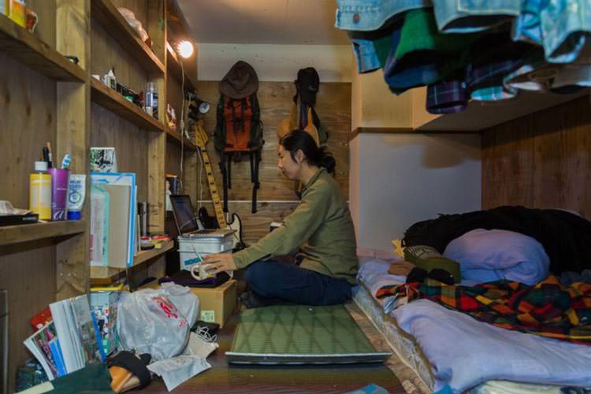 2015-08-capsule-hotel-home-photography-enclosed-living-small-won-kim-japan-4