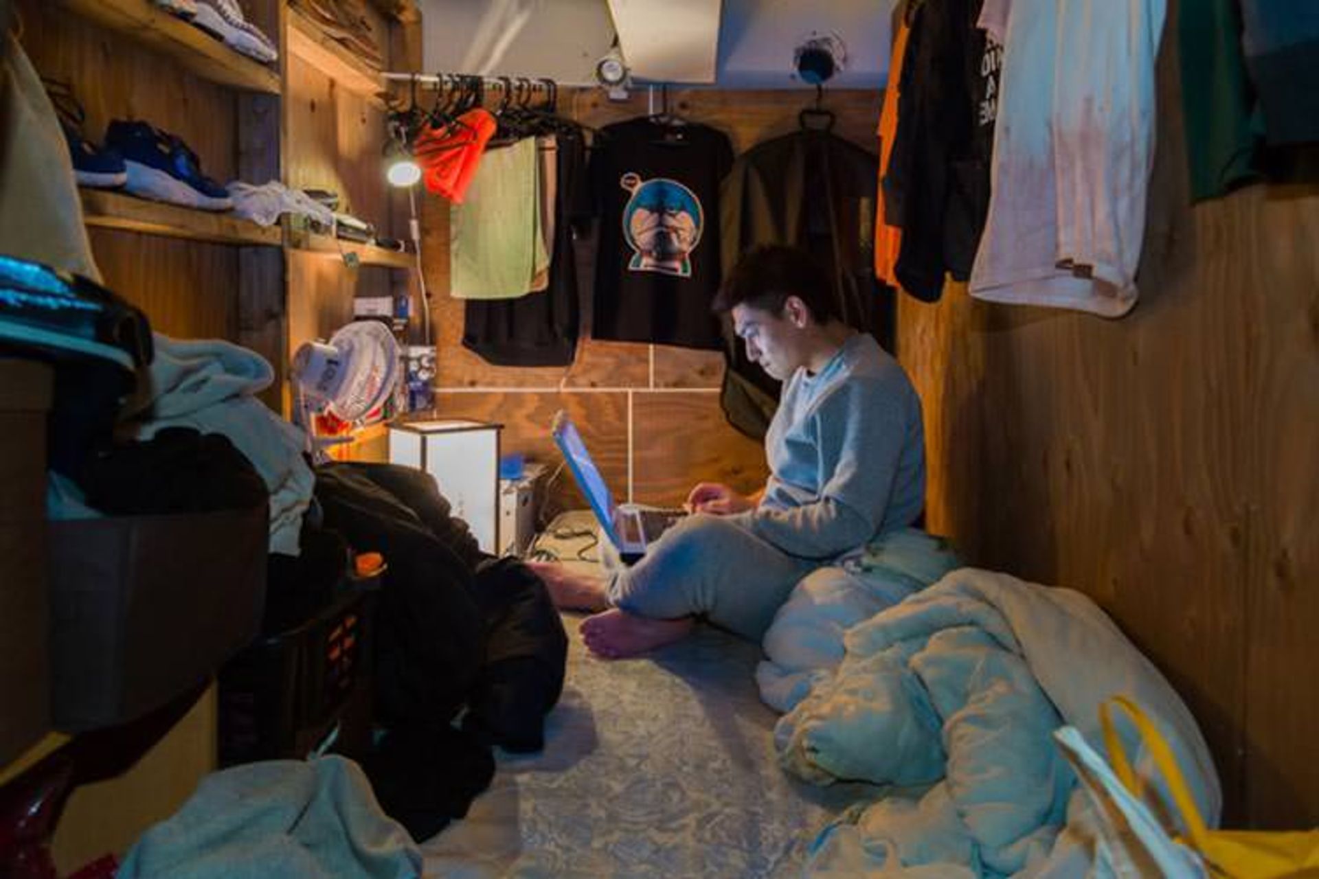 2015-08-capsule-hotel-home-photography-enclosed-living-small-won-kim-japan-7