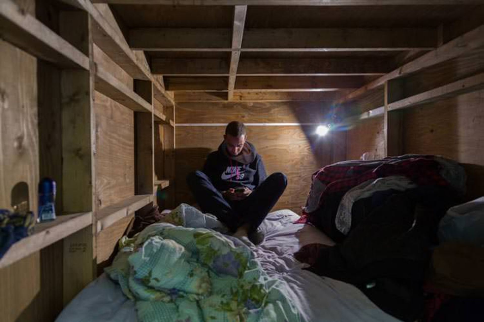 2015-08-capsule-hotel-home-photography-enclosed-living-small-won-kim-japan-8