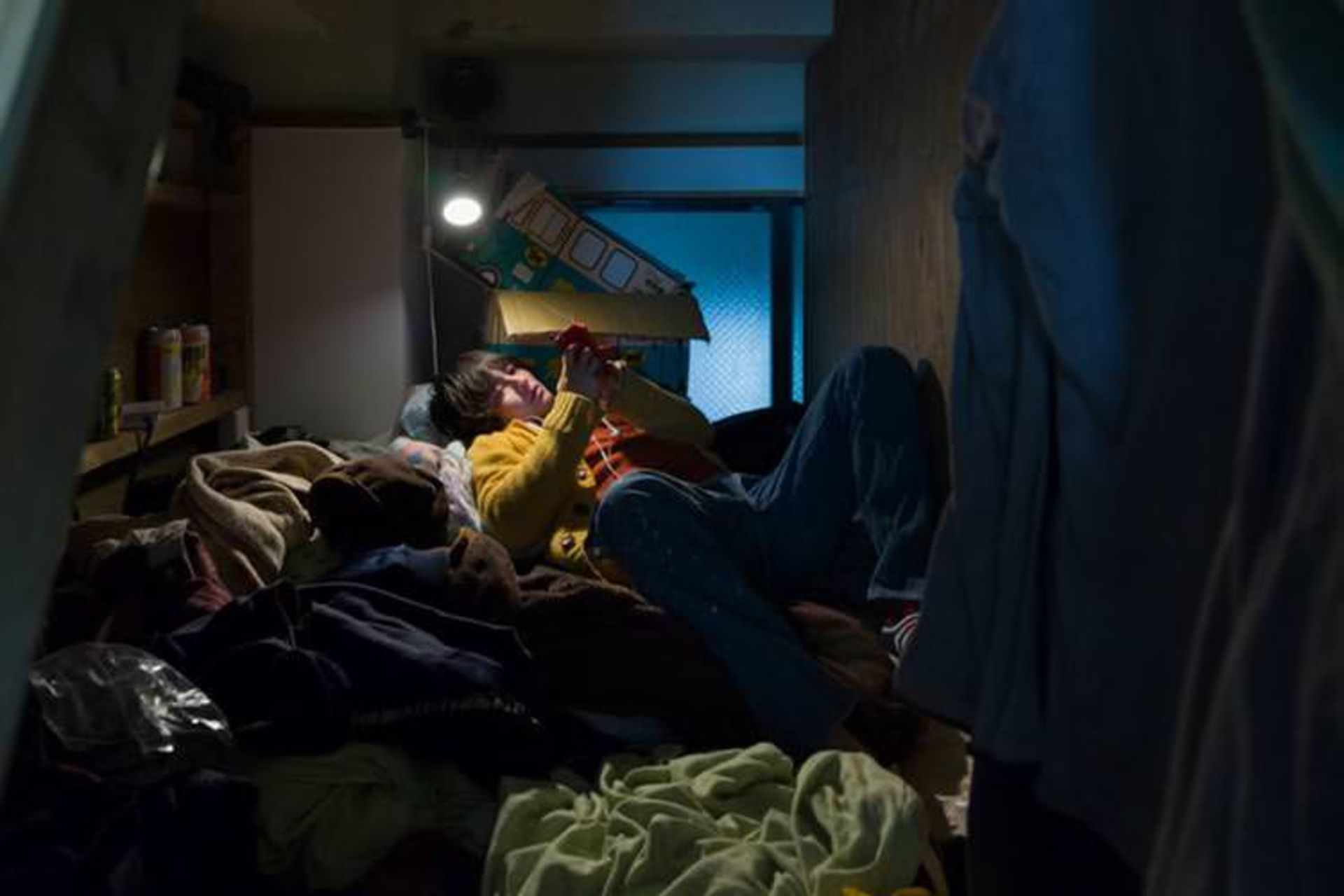 2015-08-capsule-hotel-home-photography-enclosed-living-small-won-kim-japan-9