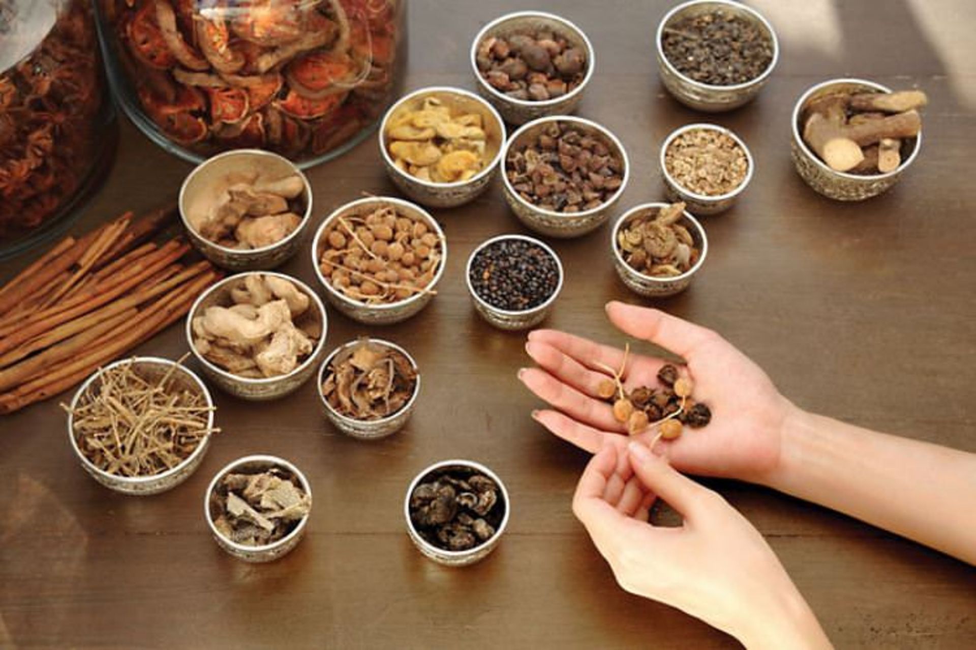 2015-08-chiang-mai-spa-treatment-ayurvedic-herbal-preparation-1