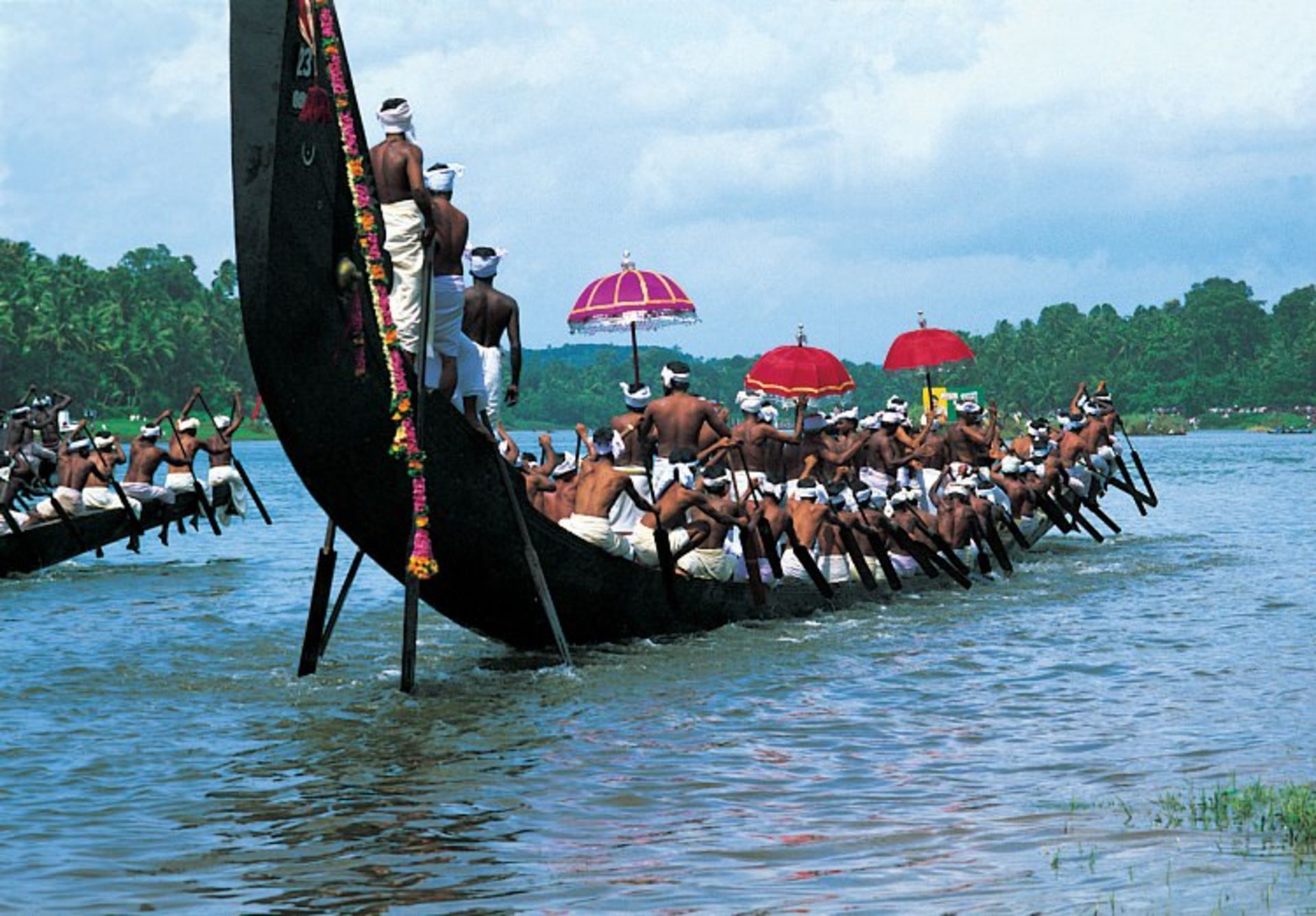 2015-08-kerala-tourism-snake-boat