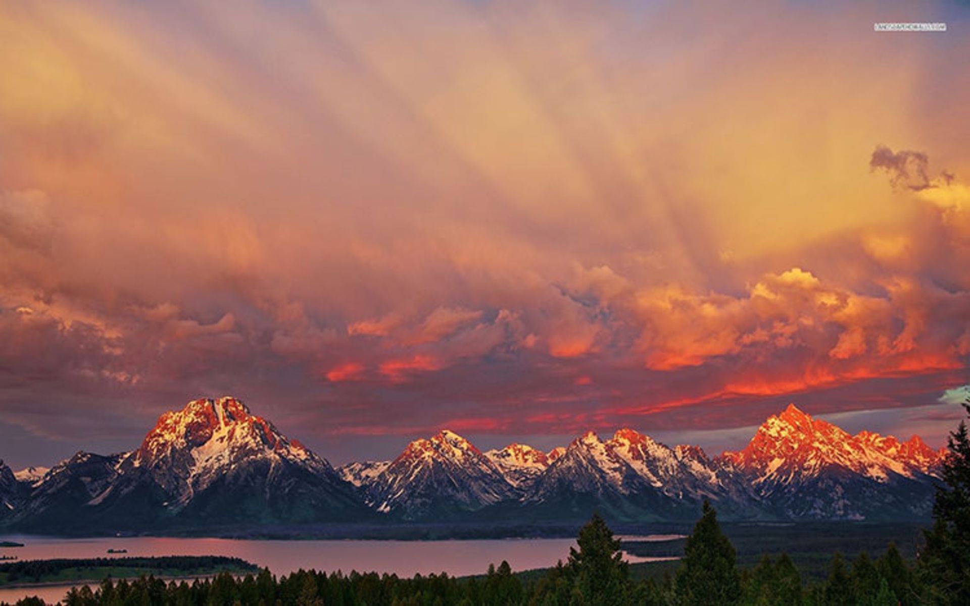 2015-08-magnificent-sunrise-over-the-nature