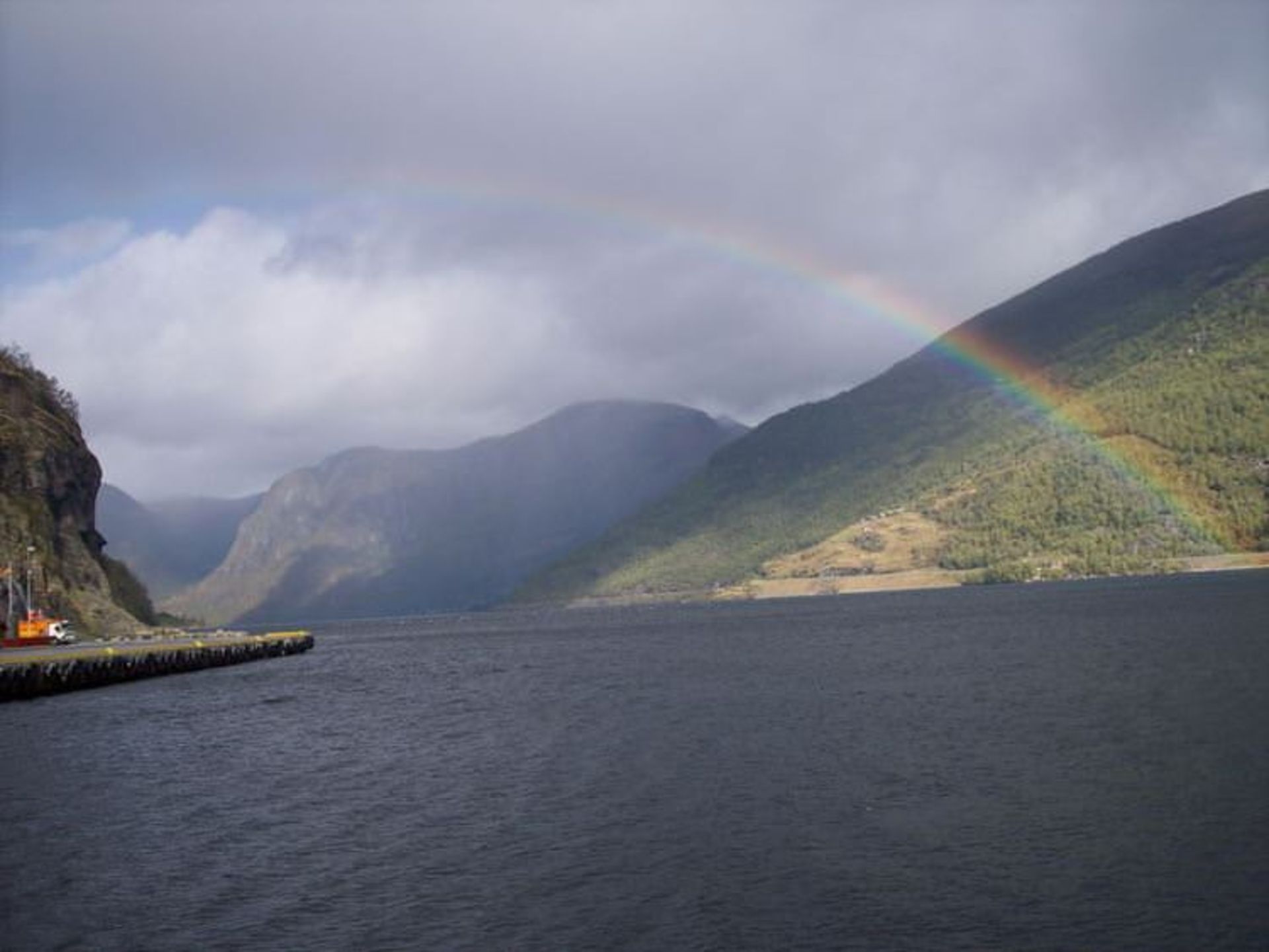 2015-08-norway-_fjord_on_a_rainy_day