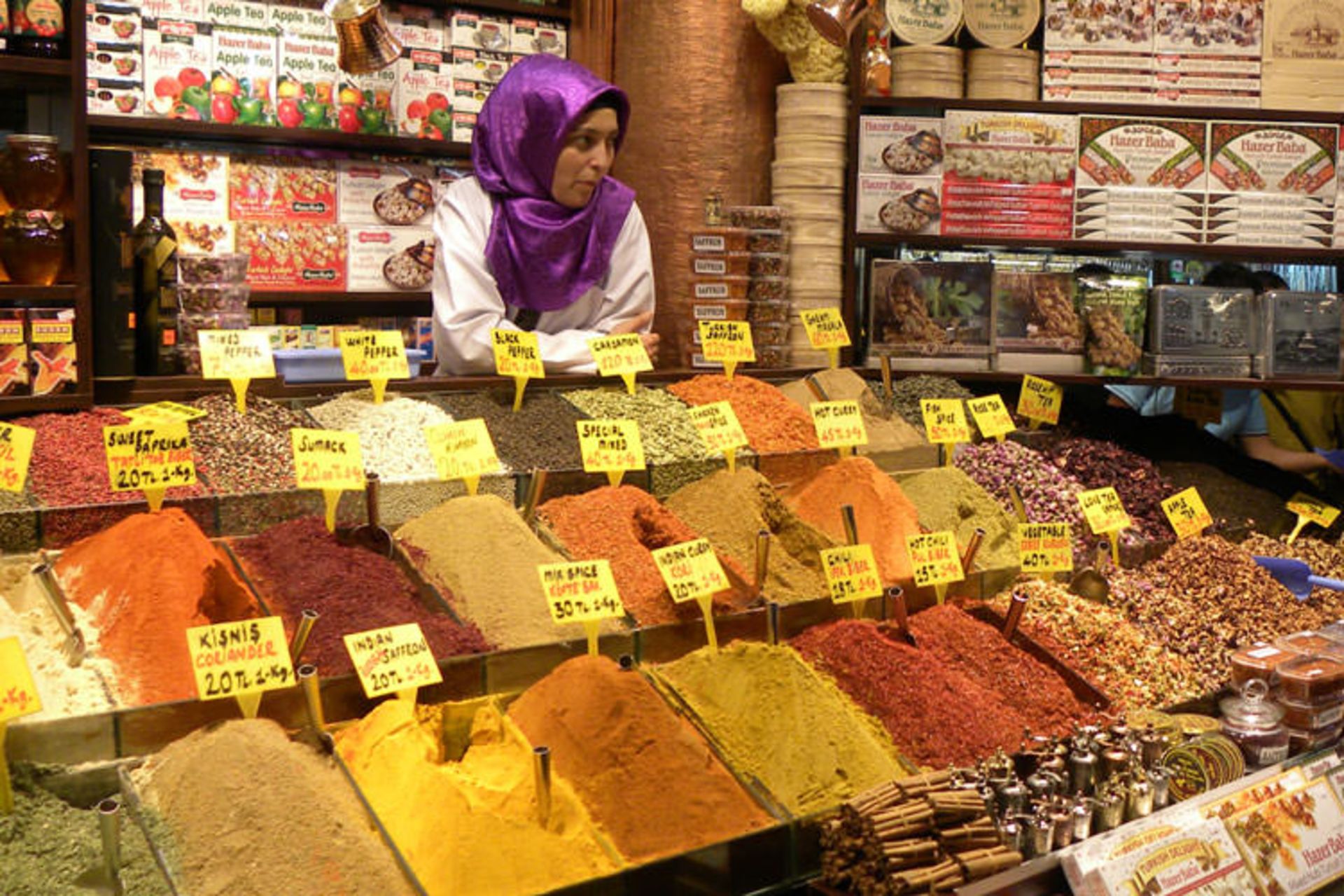2015-08-outdoor_spice_market-keeping_buyers_in_line-ian-w-scott